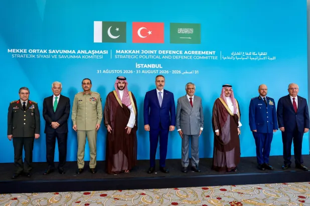 وزراء الخارجية والدفاع ورؤساء الأركان في السعودية وتركية وباكستان في صورة جماعية قبل اجتماع لجنة الاستراتيجية السياسية والدفاعية لـ"افتقاية مكة" في إسطنبول (أ.ب)