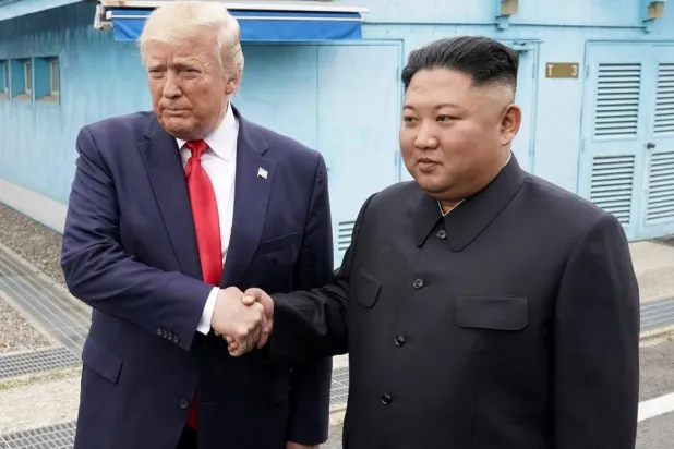 الرئيس الأميركي دونالد ترمب يلتقي الزعيم الكوري الشمالي كيم جونغ أون في المنطقة منزوعة السلاح الفاصلة بين الكوريتين في بانمونجوم بكوريا الجنوبية عام 2019 (رويترز)