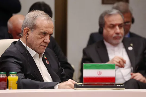 الرئيس الإيراني مسعود بزشكيان في قمة منظمة شنغهاي للتعاون في بشكك (أ.ف.ب)