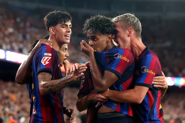 برشلونة يحول تخلفه إلى فوز كبير بثنائية لكل من يامال ورافينيا (رويترز)