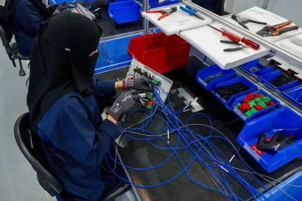 جانب من توطين مكونات صناعة المياه وتقنياتها الاستراتيجية في السعودية (واس)