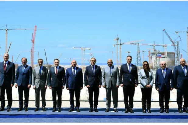 مسؤولون مصريون وروس خلال فعالية تركيب وعاء ضغط المفاعل للوحدة النووية الثانية بمحطة الضبعة في يوليو الماضي (صفحة مجلس الوزراء على فيسبوك)
