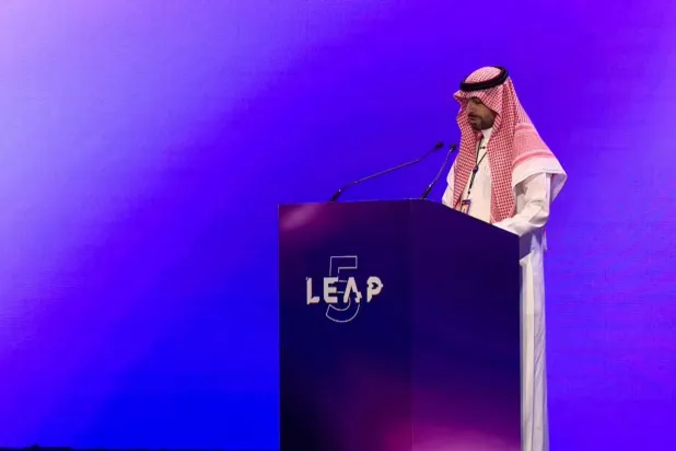 محافظ هيئة الحكومة الرقمية السعودية أحمد الصويان خلال إلقاء خطابه في «ليب 26» (الشرق الأوسط)