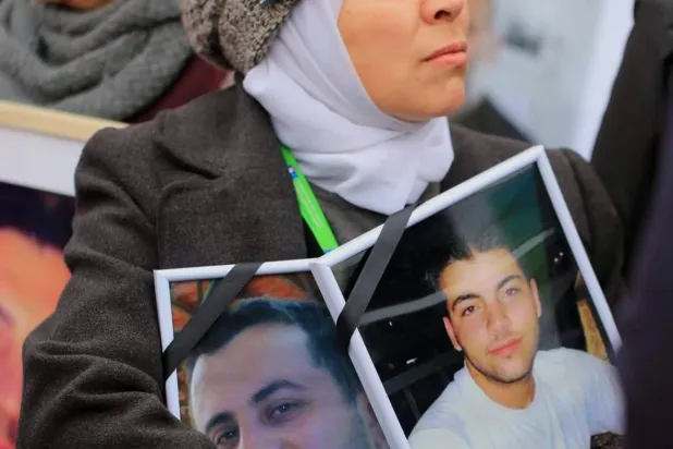 آمنة الخولاني معتقلة سابقة وناشطة في المحافل الدولية وأخت 3 معتقلين ارتقوا تحت التعذيب داخل سجون نظام الأسد (مواقع) 