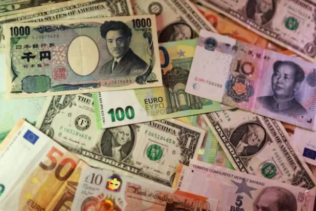 أوراق نقدية من الدولار واليورو والين والجنيه الإسترليني والليرة التركية واليوان (رويترز)