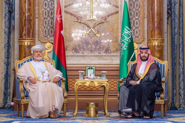 الأمير محمد بن سلمان خلال استقباله السلطان هيثم بن طارق في جدة الثلاثاء (واس)