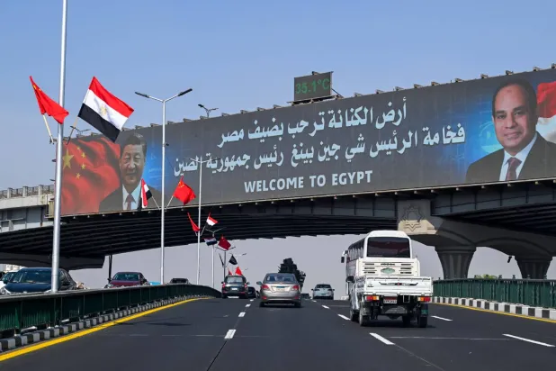 شاشة كبيرة في القاهرة تعرض صورتي الرئيسين المصري عبد الفتاح السيسي والصيني شي جين بينغ (أ.ف.ب)