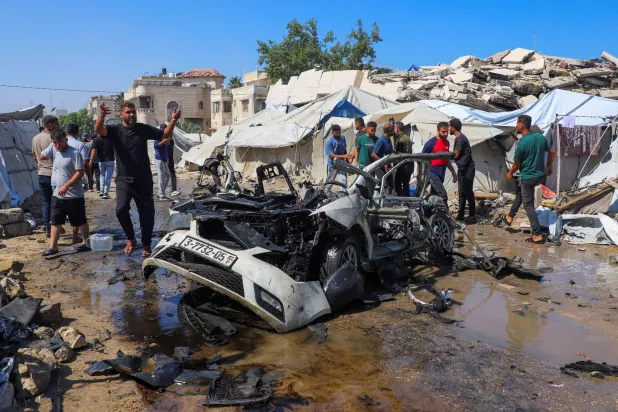 فلسطينيون يتجمعون في موقع ضربات إسرائيلية وإطلاق نار في مدينة غزة... 1 سبتمبر 2026 (رويترز)