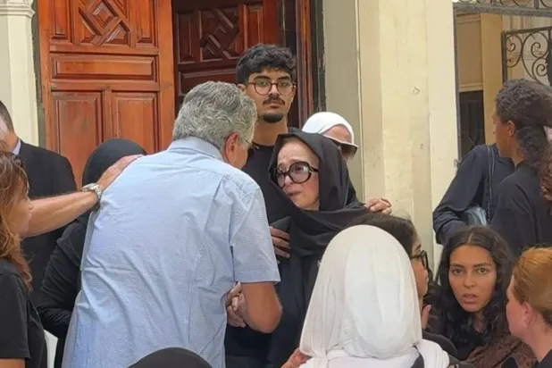 عبد الحكيم عبد الناصر يواسي نجلاء فتحي (الشرق الأوسط)