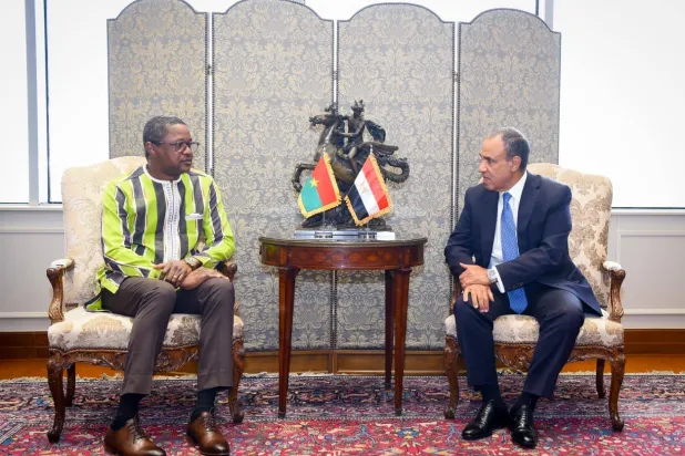 وزير الخارجية المصري بدر عبد العاطي خلال استقبال نظيره البوركيني كاراموكو تراوري في القاهرة الثلاثاء (صفحة الخارجية المصرية على فيسبوك)