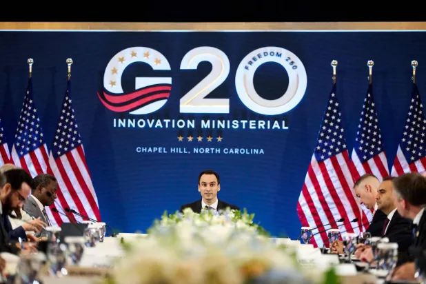  White House Office of Science and Technology Policy Director Michael Kratsios (C) speaks to the G20 Innovation Ministerial delegation in Chapel Hill, North Carolina, on September 1, 2026. (AFP) 