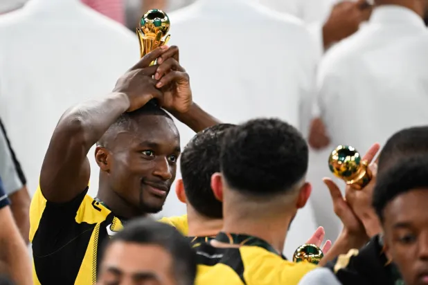 ديابي محتفلاً ببطولة كأس الملك مع الاتحاد (تصوير: علي خمج)