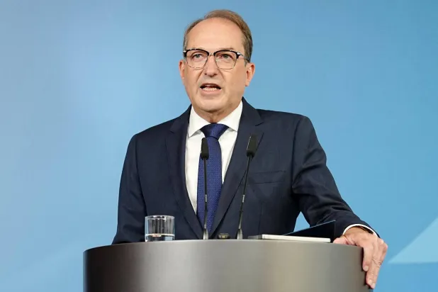 ألكسندر دوبرينت وزير الداخلية الألماني يتحدّث في مؤتمر صحافي بمقر وزارة الداخلية الاتحادية في برلين في الأول من سبتمبر 2026 (د.ب.أ)