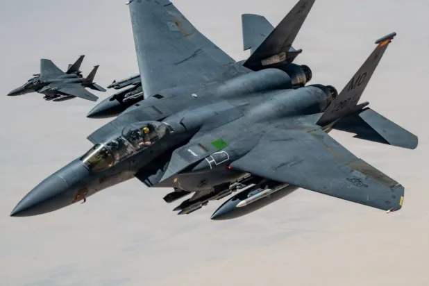 مقاتلات أميركية من طراز «F-15» تحلق فوق منطقة الشرق الأوسط (القوات الجوية الأميركية)
