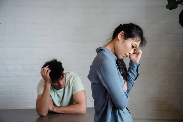 عندما يتوقف الزوجان عن التحدث بصدق وعمق يبدأ الزواج بالتدهور تدريجياً (بيكسلز)