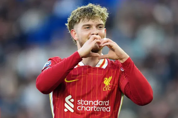 هارفي إليوت لاعب وسط ليفربول إلى فالنسيا (د.ب.أ)