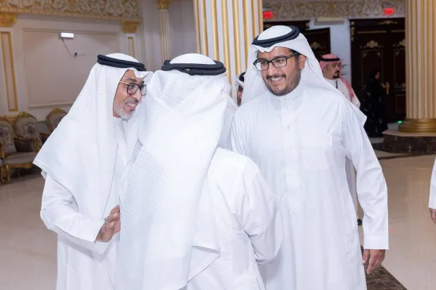 خريدة مرحباً بالعفالق لحظة وصوله إلى مقر الحفل السنوي لنادي الخليج (موقع النادي)