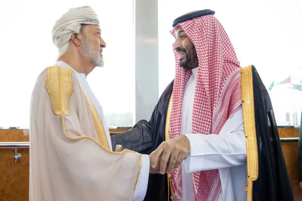 Prens Muhammed bin Salman, Kral Abdulaziz Uluslararası Havalimanı'nda Sultan Heysem bin Tarık'ı karşılıyor (SPA)