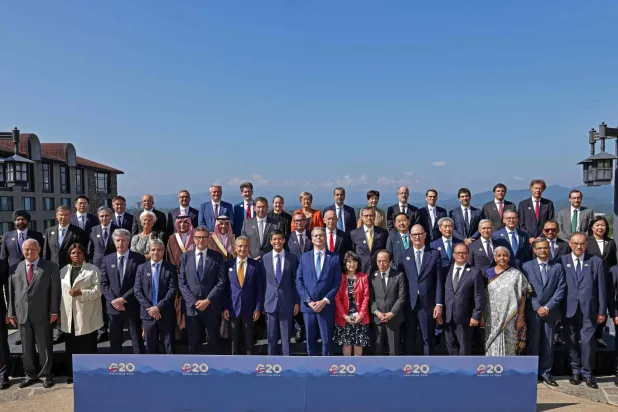 صورة جماعية لوزراء المالية ومحافظي المصارف المركزية في مجموعة العشرين بمدينة آشفيل (أ.ف.ب)