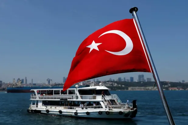 Arka planda vapur bulunan Türk bayrağı (Arşiv- Reuters)