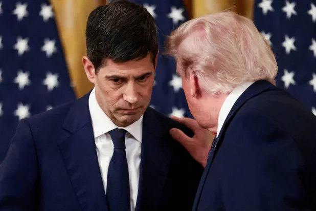 دونالد ترمب يتحدث مع رئيس مجلس الاحتياطي الفيدرالي كيفين وارش خلال مراسم أداء اليمين في البيت الأبيض 22 مايو 2026 (رويترز)