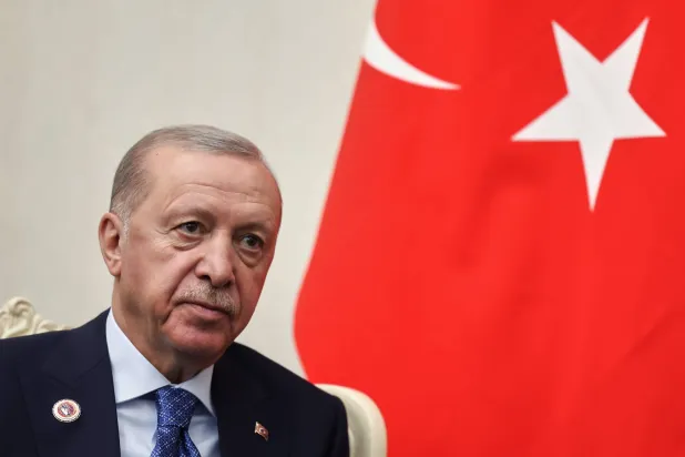 الرئيس التركي رجب طيب إردوغان خلال محادثاته مع نظيره الروسي فلاديمير بوتين على هامش منظمة شنغهاي للتعاون في بشكك بقيرغيزستان 1 سبتمبر 2026 (أ.ب)