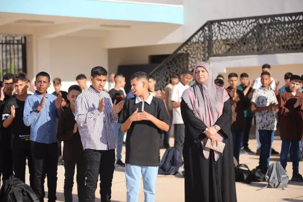 معلمة ليبية في طابور بأول أيام الدراسة العام الماضي (الصفحة الرسمية لوزارة التربية والتعليم)