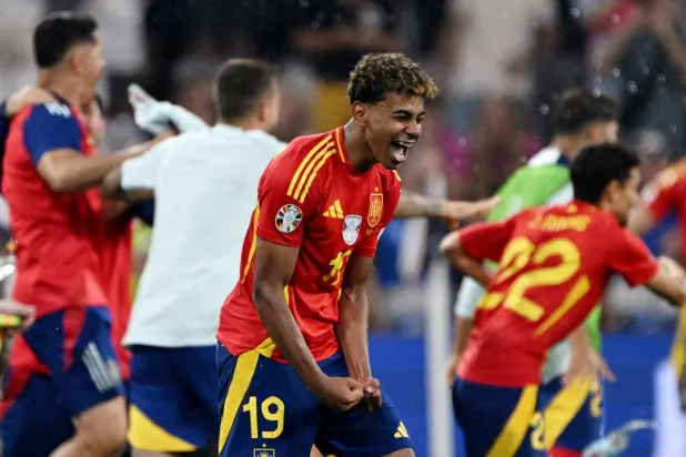 نجم منتخب إسبانيا لامين يامال (رويترز)