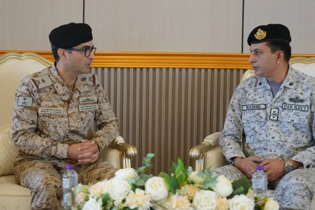 قائد التحالف اللواء عبد الله الشهري خلال استقباله نائبه العميد راشد شيخ في مقر القيادة (وزارة الدفاع السعودية)