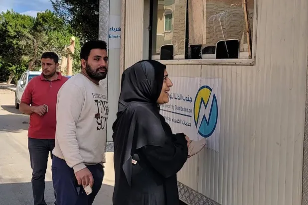 مصريون أمام أحد المنافذ الحكومية لشحن وسداد فواتير الكهرباء (الشركة القابضة لكهرباء مصر)