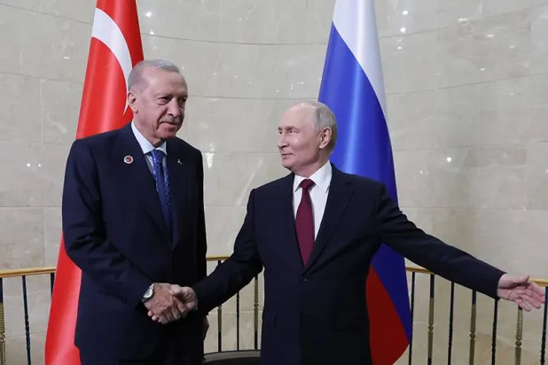 مصافحة بين الرئيسين التركي رجب طيب إردوغان والروسي فلاديمير بوتين في مستهل مباحثاتهما في بشكك على هامش قمة «منظمة شنغهاي للتعاون» (الرئاسة التركية)