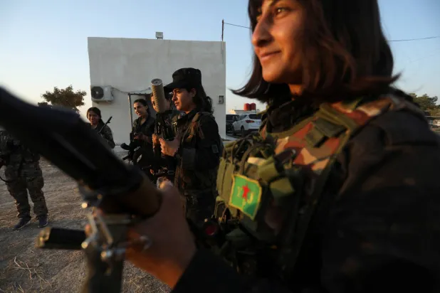 مقاتلات «وحدات حماية المرأة» يشاركن في التدريبات العسكرية في الحسكة شمال شرقي سوريا - 22 أغسطس (رويترز)
