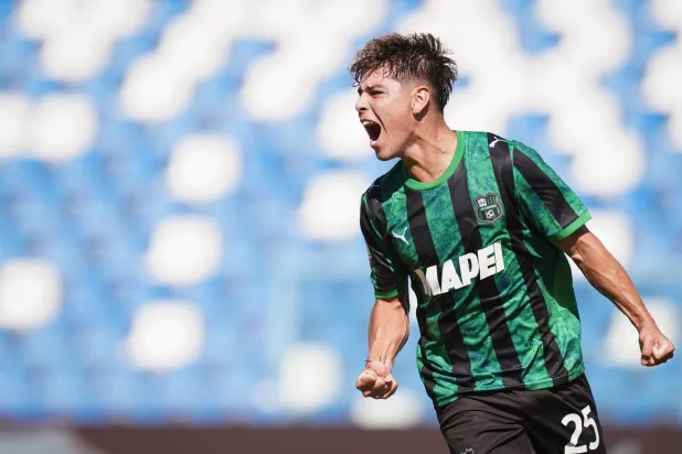 لاعب ساسولو بينخا دومينغيز يحتفل بعد تسجيل هدف خلال مباراة فريقه أمام فروزينوني (أ.ب)