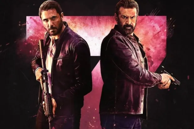 فيلم «سفن دوجز» يواصل حضوره في دور العرض بمختلف أنحاء العالم (هيئة الترفيه السعودية)