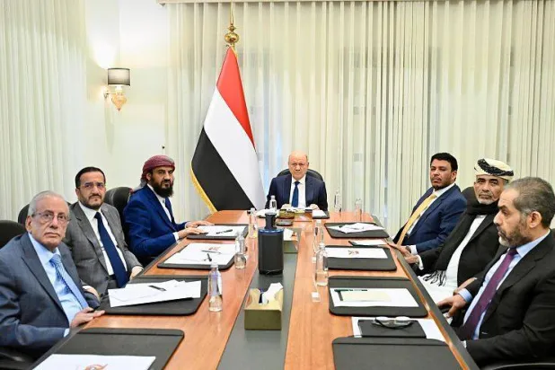 القيادة اليمنية تشدد على تجفيف موارد الحوثيين