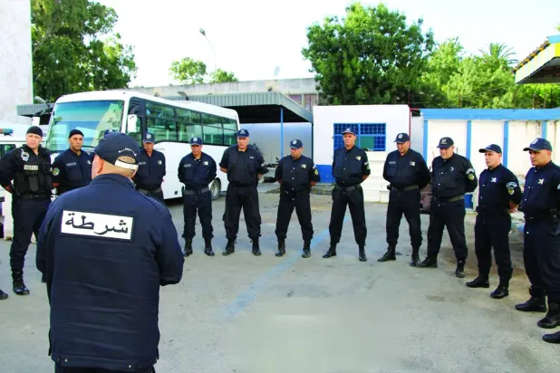 Doğu Cezayir'de bir çetenin kontrolündeki mahalleye operasyon hazırlığındaki polis ekipleri (Cezayir polisi)