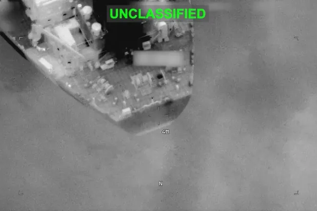 ABD Merkez Komutanlığı'nın (CENTCOM) yayımladığı videodan, dün sabah ABD güçlerinin ateşine maruz kalan İran'a ait bir petrol tankeri, (CENTCOM)