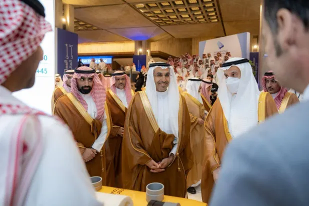 المهندس عبد الله العبد الكريم برفقة وزير البيئة والمياه والزراعة المهندس عبد الرحمن الفضلي خلال جولة على مرافق الحفل (الشرق الأوسط)