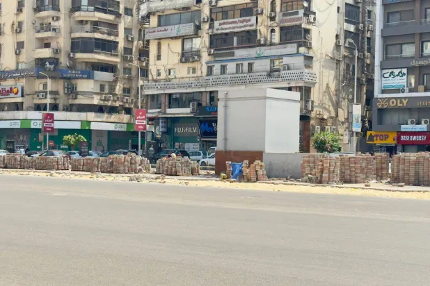 جانب من أعمال التطوير في شارع جامعة الدول بالجيزة (الشرق الأوسط)
