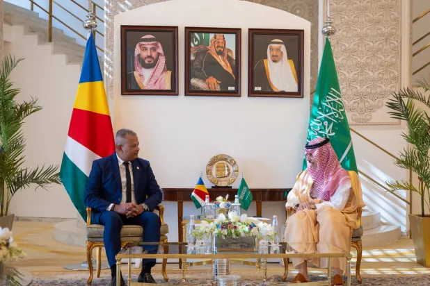 وزير الخارجية السعودي الأمير فيصل بن فرحان مستقبلاً نائب رئيس سيشل سيباستيان بيلاي في الرياض (واس)
