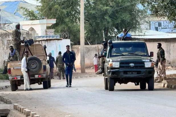 Somali'nin Baydabo şehrindeki bir caddede devriye gezen güvenlik personeli, 3 Eylül 2026 (AP)