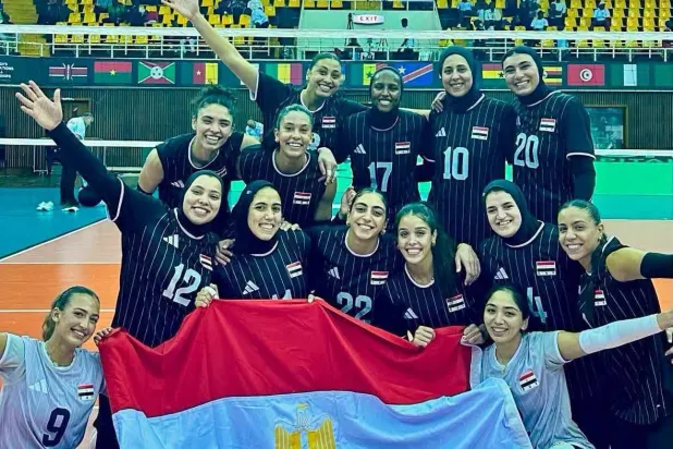 ينتظر منتخب مصر الفائز من كينيا والكاميرون لمواجهته في النهائي (الاتحاد المصري لكرة الطائرة - فيسبوك)