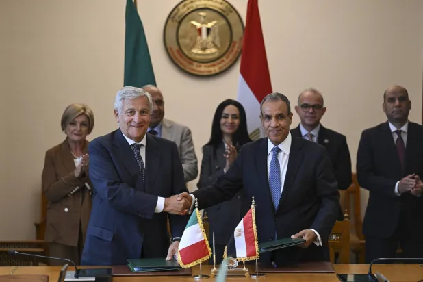 وزير الخارجية المصري بدر عبد العاطي ونظيره الإيطالي أنطونيو تاياني يلتقطان صوراً بعد توقيع اتفاقية تعاون بشأن المهاجرين في العاصمة الإدارية الجديدة شرق القاهرة 3 سبتمبر 2026 (إ.ب.أ)