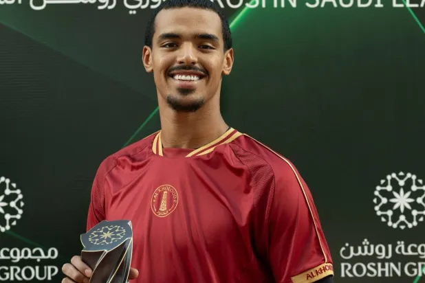 حامد الشنقيطي يتسلم جائزة أفضل لاعب واعد لشهر أغسطس (نادي الخلود) 