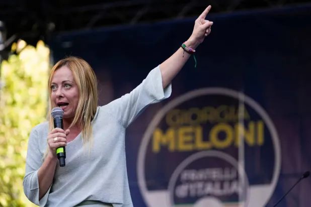 İtalya’nın Kardeşleri (Fratelli d'Italia) partisinin aşırı sağcı lideri Giorgia Meloni, 25 Eylül'de yapılması planlanan genel seçimler öncesinde Ancona'da siyasi kampanyasını başlatırken kalabalığa hitap ediyor- İtalya, 23 Ağustos 2022 (AP)