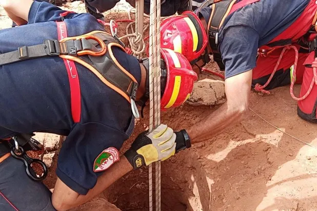 فرق الإنقاذ تحاول انتشال الطفل أيوب من البئر (صفحة الحماية المدنية الجزائرية)