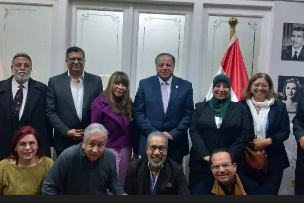 عدد من صنّاع الفن في مقر جمعية «أبناء الفنانين» (فيسبوك)
