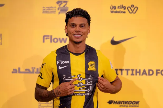 ريوس مرتدياً قميص الاتحاد بعد مراسم توقيع العقد (موقع النادي)