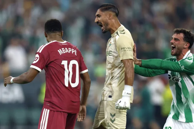 ألفارو فاليس حارس ريال بيتيس يحتفل بتصديه لركلة الجزاء أمام مبابي (رويترز)