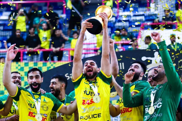 لاعبو الخليج لحظة تتويجهم باللقب (الاتحاد السعودي لكرة اليد)
